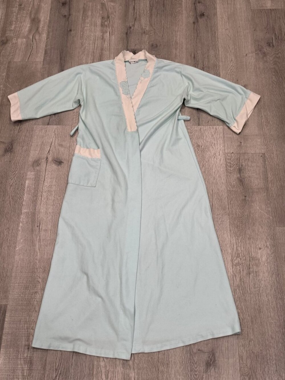 Vintage Apostrophe Long Robe Light Blue Cream Accents Scalloped Embroidery Med